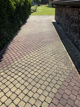 Chodník podél gabionové zdi před čištěním
