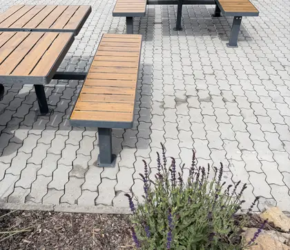Totéž posezení po tlakovém mytí dlažby