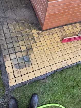 Vlevo nahoře dosud zanesená dlažba, zbytek plochy po vyčištění