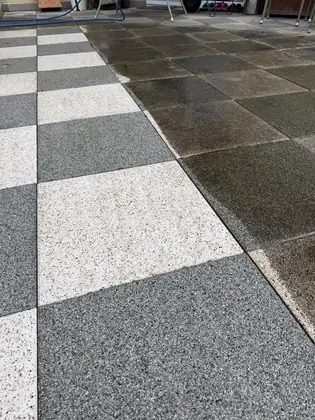 Vlevo vyčištěná šachovnicová dlažba, vpravo původní stav