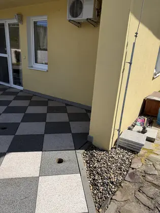 Fasáda a dlažba u vstupu do domu