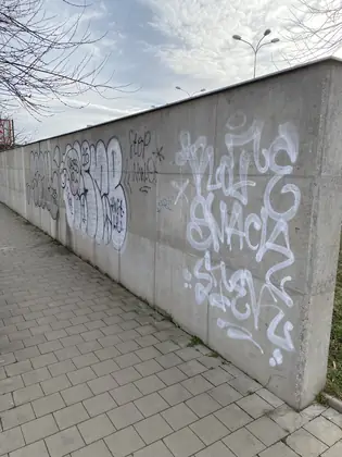 Betonová zeď posprejovaná graffiti