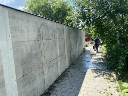 Tatáž zeď po odstranění nápisů