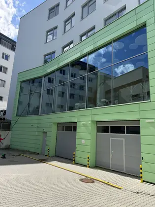 Prosklená fasáda administrativní budovy po umytí