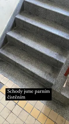 Kamenné schodiště před parním čištěním