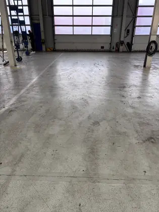 Betonová podlaha servisní haly před strojním čištěním