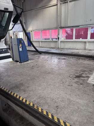 Podlaha u zvedací plošiny před čištěním