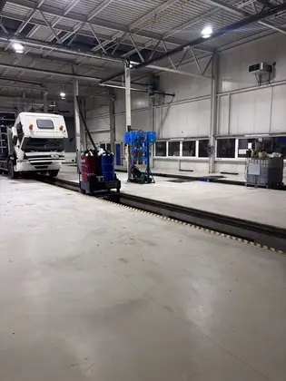 Strojní čištění podlahy v servisní hale