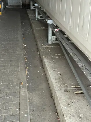 Nakládací rampa se zbytky nečistot