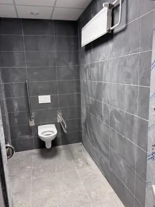 Toaleta se zbytky stavebního prachu