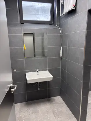Umyvadlo a obklady po vyčištění