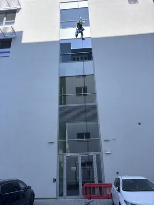 Lanový přístup při mytí prosklené fasády